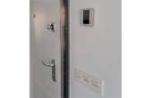 Detalles: puerta acorazada, interruptores y panel de mandos del aire acondicionado
